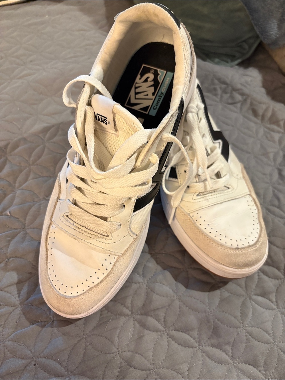 Vintage look Vans White and Black Low-Top Skate Sneakers
